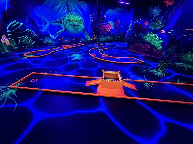 Schwarzlicht-Minigolfbahn in der Unterwasserwelt im Moonlight Minigolf Duisburg